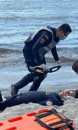 Asesor de Sema SAS realizando atención prehospitalaria y estabilización de una persona lesionada en zona de playa.