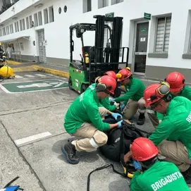 Brigadistas realizando capacitación práctica en atención de emergencias y respuesta empresarial en Colombia
