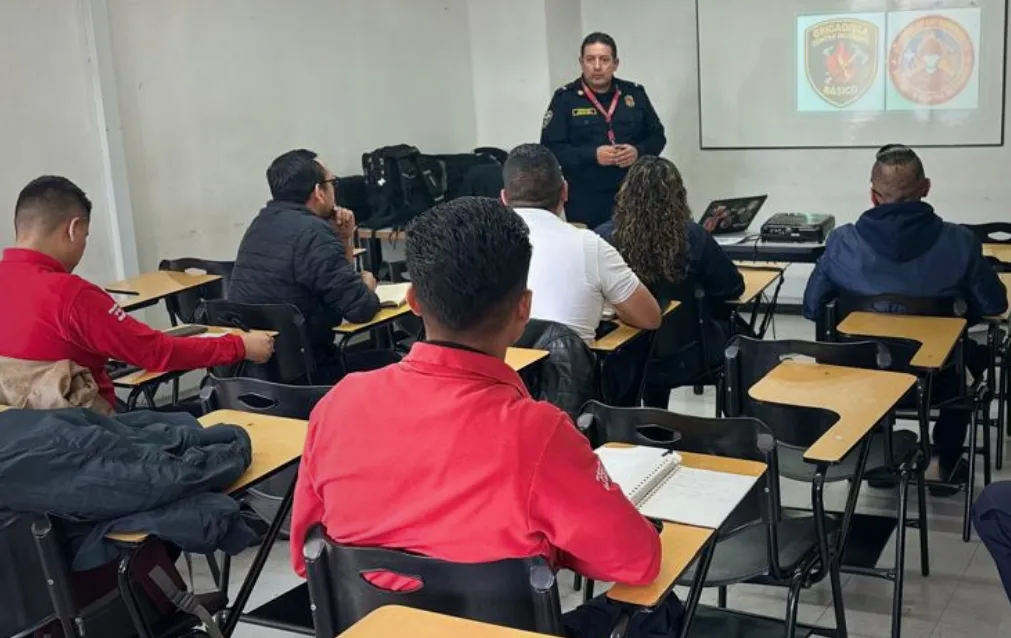 Instructor de Sema SAS liderando capacitación especializada para brigadas y personal empresarial en prevención y gestión de emergencias.