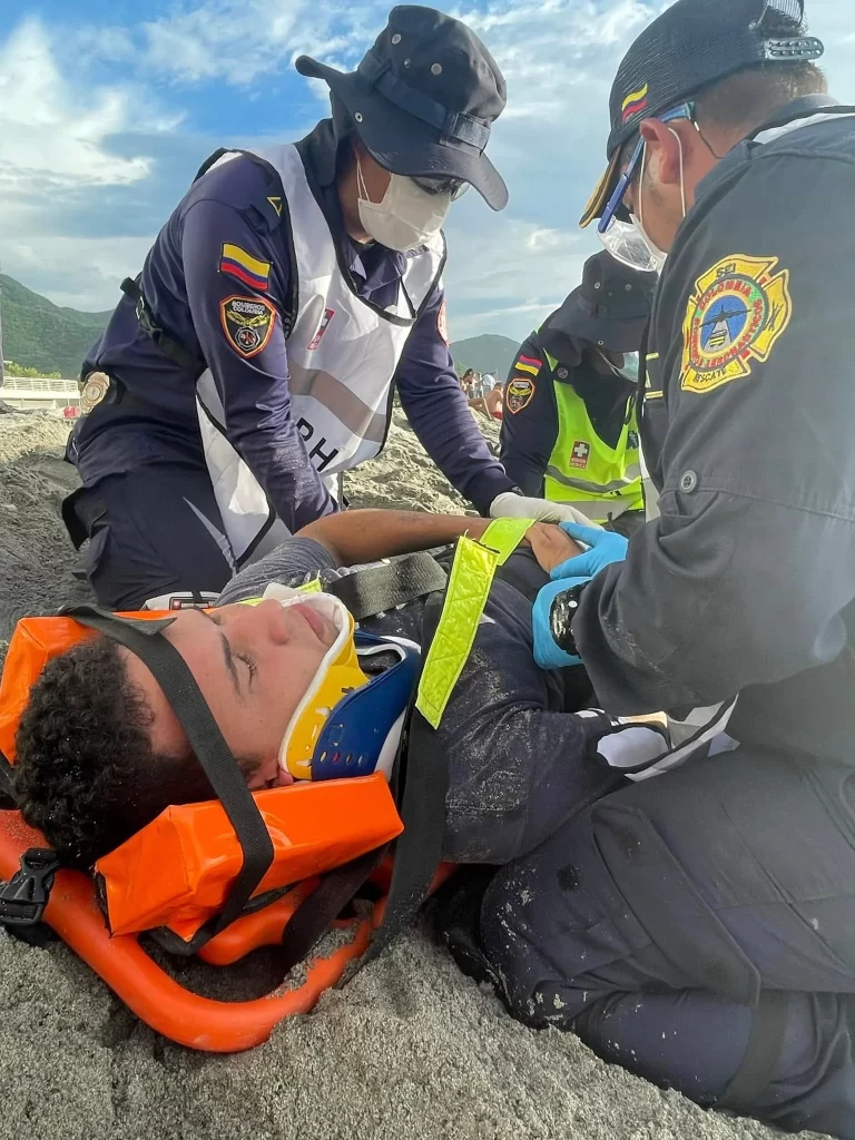 Entrenamiento práctico de atención prehospitalaria y simulación de emergencias para brigadas