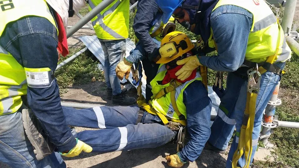 Entrenamiento práctico de rescate y trabajo seguro en alturas realizado por brigadistas e instructores de Sema SAS.