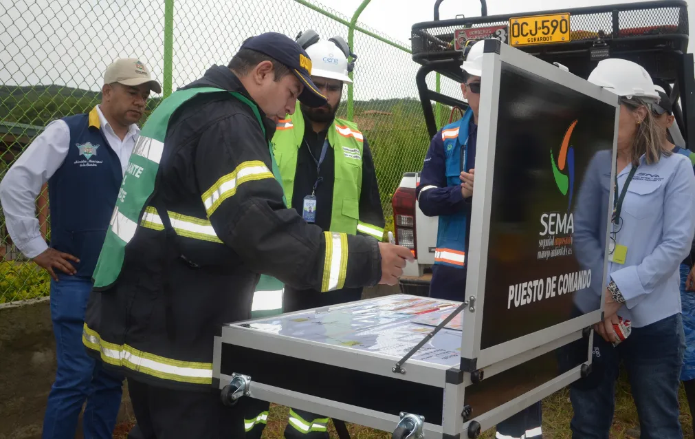 Equipo operativo de Sema SAS coordinando ejercicio de gestión del riesgo y atención de emergencias empresariales en Colombia.