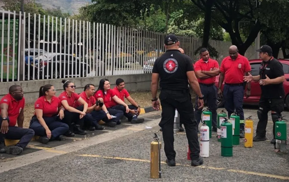 Capacitación práctica de brigadas empresariales en manejo de extintores y respuesta ante emergencias realizada por Sema SAS.